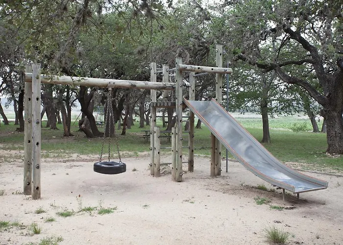 Medina Lake Camping Resort Cabin 8